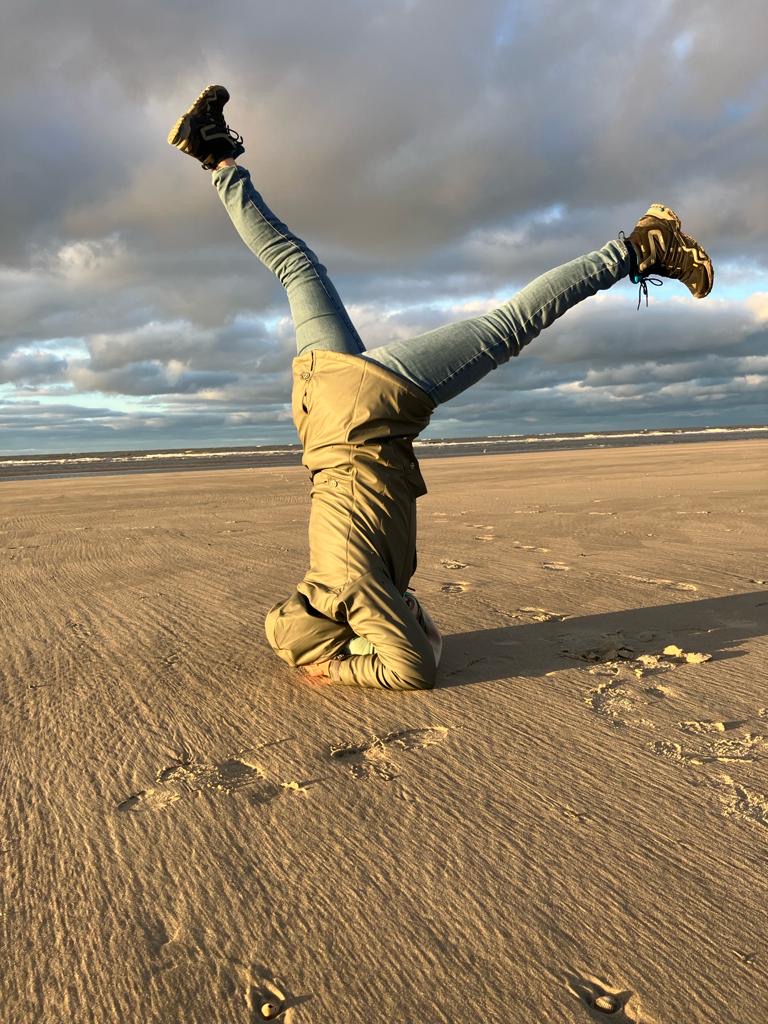 Kopfstand am Stran Laura Rudolph Yoga